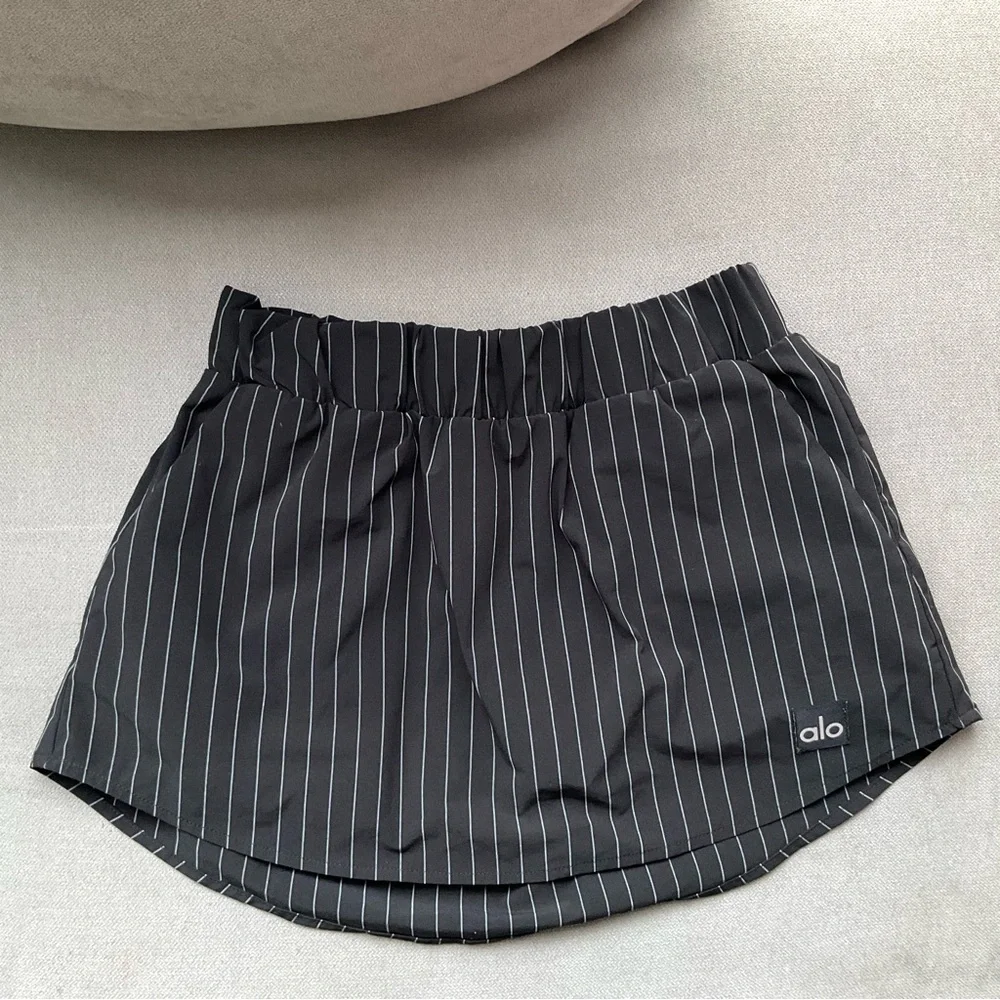 Alo Yoga Pinstripe Daylight Mini Skirt Black/Titanium XXS